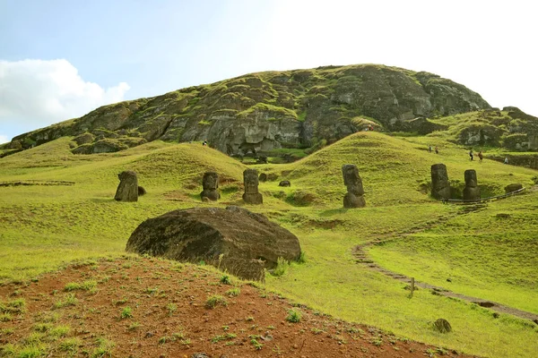 Molti Dei Viaggiatori Che Visitano Grandi Gruppi Rovine Gigantesche Moai — Foto Stock