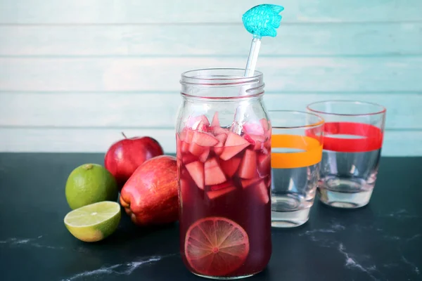 Bottiglia Vino Rosso Fatto Casa Sangria Con Due Bicchieri Frutta — Foto Stock