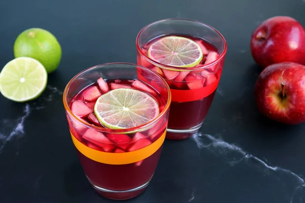 Два Склянки Червоного Вина Sangria Столі Blurry Limes Яблука Задньому — стокове фото
