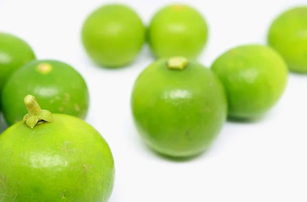 Closeup Een Levendige Groene Limoen Met Een Andere Verspreid Witte — Stockfoto