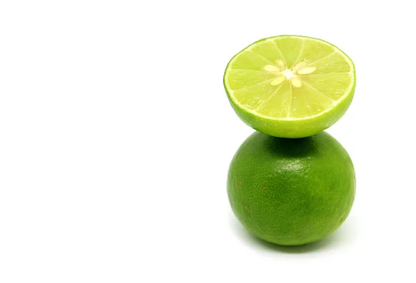 Sappige Verse Limoen Doorsnede Hele Vrucht Witte Achtergrond Gelegd — Stockfoto