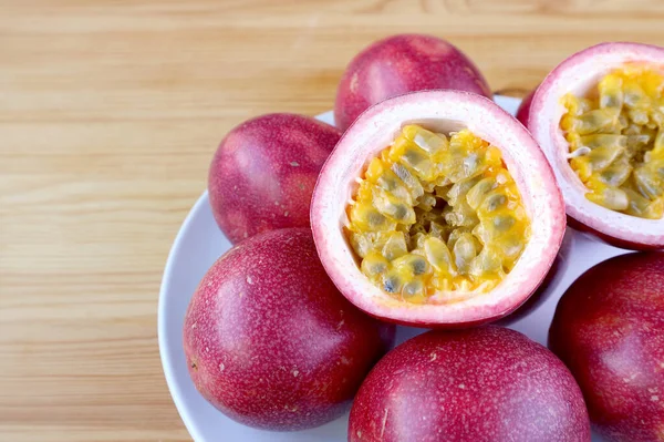 Assiette Fruits Frais Mûrs Passion Avec Les Deux Coupés Sur — Photo