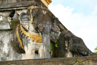 Fil heykelleri Wat Phra 'nın temelinde Chang Kham Worawihan Tapınağı' nın ana Chedi, Nan bölgesi, Kuzey Tayland