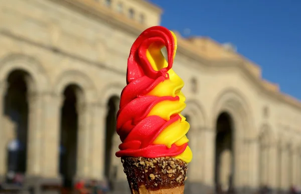 Abacaxi Amarelo Com Framboesa Vermelha Flavored Soft Serve Ice Cream — Fotografia de Stock