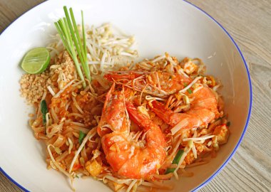 Bir tabak Pad Thai ya da Tayland usulü kızarmış erişte Nehir Karidesleri