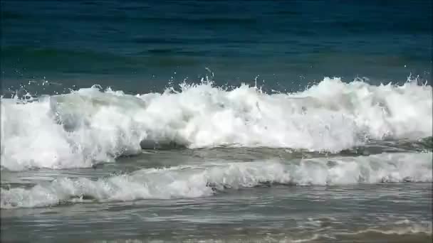 Grandes olas del Océano Atlántico en la playa de Copacabana, Río de Janeiro, Brasil, América del Sur — Vídeos de Stock