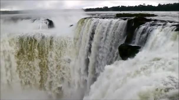 Otrolig bild av kraftfulla Devil 's Throat område i Iguazu faller på argentinsk sida, Misiones provinsen, Argentina, Sydamerika — Stockvideo