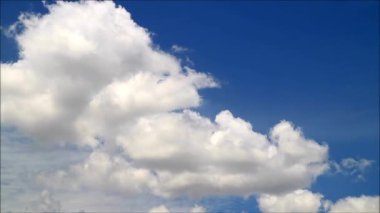 Saf Beyaz Kabarık Kabarık Bulutların Zaman Hızı Canlı Mavi Gökyüzünde Yüzüyor