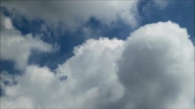 Zaman aşımı yağmur bulutları derin mavi gökyüzünde yüzüyor, muson mevsimi Tayland 'da