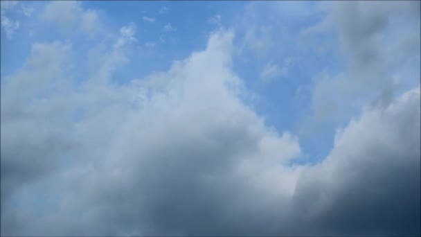 Time lapse grijze regen wolken zweven op blauwe lucht voor regen, moesson seizoen in Thailand — Stockvideo