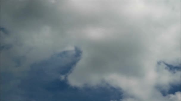 Bílé nadýchané mraky a šedé dešťové mraky plovoucí na modré obloze v období dešťů Thajska — Stock video