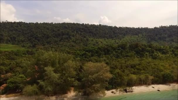 Veduta aerea della costa orientale della Thailandia e della foresta tropicale nella provincia di Trat con drone — Video Stock