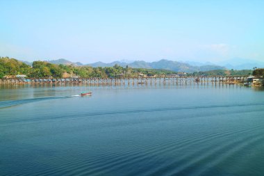447 Metre uzunluğunda, Tayland 'ın en uzun el yapımı ahşap köprüsü Kanchanaburi' nin Sangkhlaburi bölgesinde yer almaktadır.