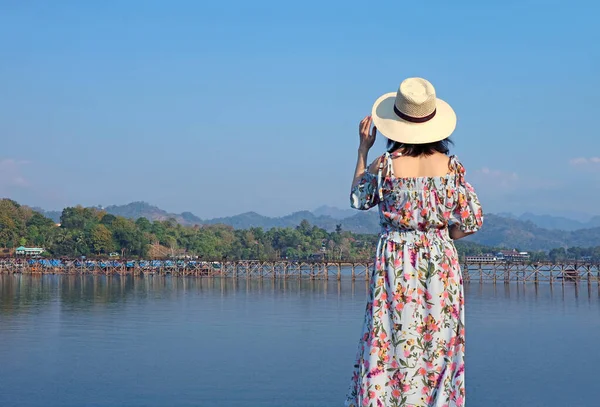 タイ西部カンチャナブリ県サングラブリ郡の象徴的なランドマークであるモン ブリッジに感銘を受ける女性 — ストック写真