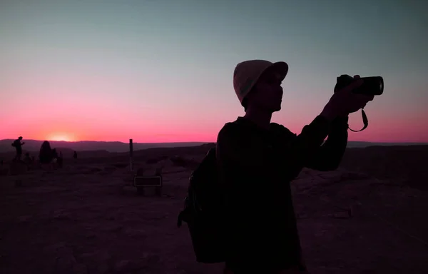 Silueta Hombre Tomando Fotos Contra Cielo Azul Rosa Atardecer — Foto de Stock