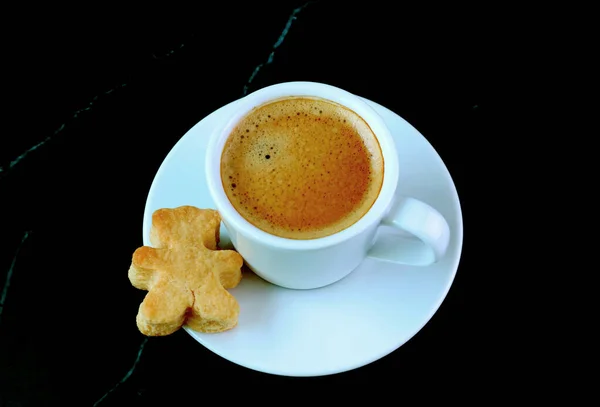Чашка Кофе Печеньем Форме Медвежонка Черном Мраморном Столе — стоковое фото