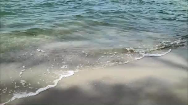 Ola estrellándose suavemente en la playa de arena, Tailandia — Vídeos de Stock