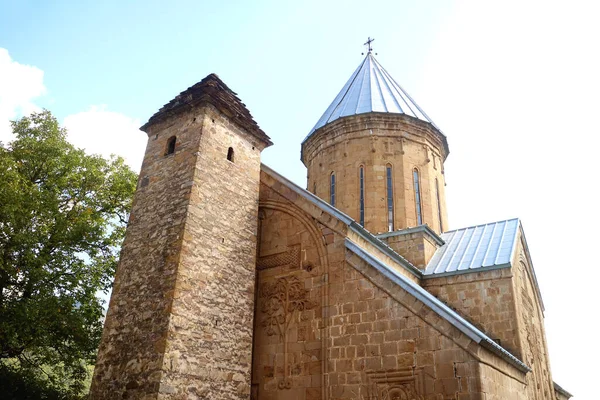 ジョージア州アラギ川銀行に位置するAnanuri城複合体の前提の教会の塔 — ストック写真