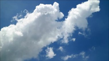 Saf Beyaz Yumuşak Bulutlar Canlı Sunny Blue Sky 'da yüzüyor