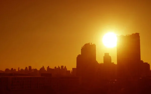 Jasné Slunce Nad Městem Panorama Fantastické Zlaté Barvě — Stock fotografie