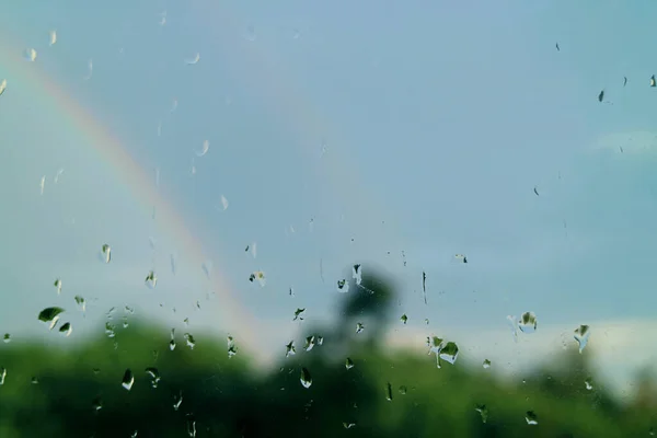 Zbliżenie Krople Deszczu Szybie Okna Podwójnymi Tęczami Tle — Zdjęcie stockowe