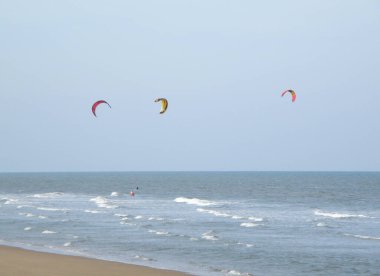 Birçok insan Tayland 'ın güzel denizinde uçurtma uçurmaktan hoşlanır.