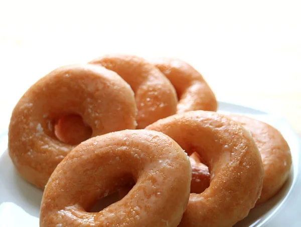 Montón Cerrado Rosquillas Glaseadas Con Azúcar Servidas Plato Blanco Aisladas —  Fotos de Stock