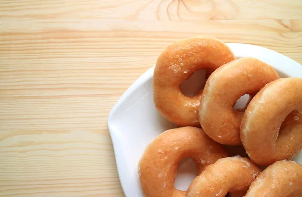 Draufsicht Auf Zuckerglasierte Donuts Serviert Auf Weißem Teller Auf Dem — Stockfoto