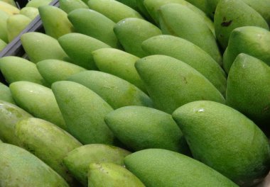Yeşil Renkli Genç Mango Yığını Sepete dizildi, Arka plan