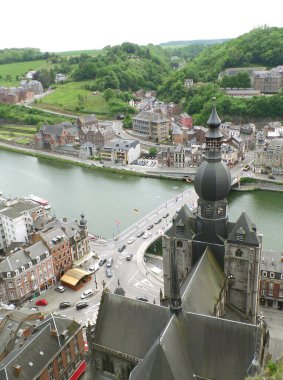 Leydimizin Kilisesi ve Charles-de-Gaulle Köprüsü, Belçika 'nın Wallonia Bölgesi Dinant Kalesi' nden Manzara