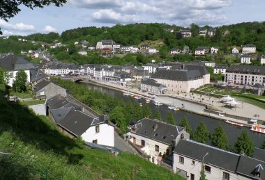 Belçika, Semois nehri boyunca Bouillon 'un çarpıcı şehir manzarası