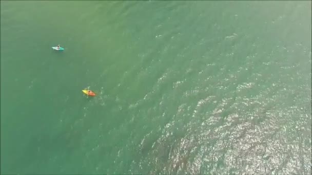 Personnes Kayak sur la mer verte émeraude, Golfe de Thaïlande — Video