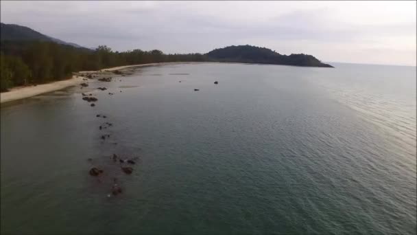 Bird 's eye view van de prachtige kustlijn en kalme zee in de provincie Trat, Golf van Thailand — Stockvideo