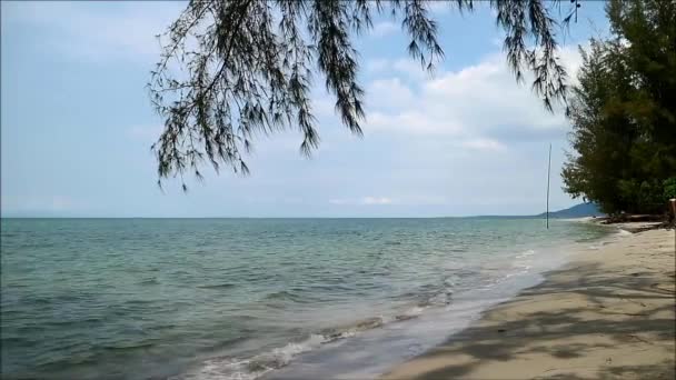 Hullám összeomlik a homokos strand alatt napsütötte kék ég, Thaiföld — Stock videók