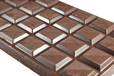 Beyaz Arkaplanda Seçici Odaklanma ile İzole edilmiş Siyah Çikolata Çubuğunun Yakın Çekimi