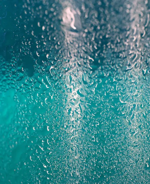 Água Cai Textura Uma Garrafa Azul Claro Escuro Macro Tiro — Fotografia de Stock