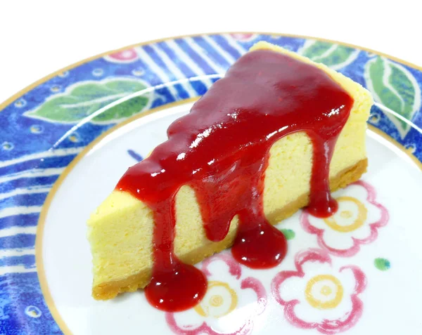 Gebackener Käsekuchen Mit Himbeersoße Auf Einem Teller Auf Weißem Hintergrund — Stockfoto