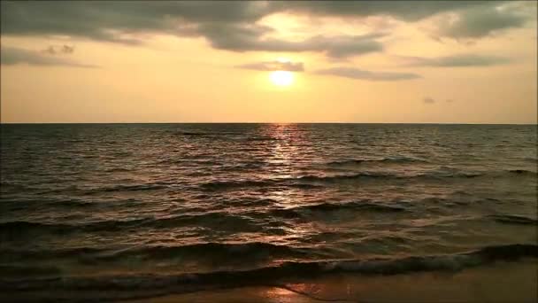 タイ湾の穏やかな海に沈む太陽 — ストック動画