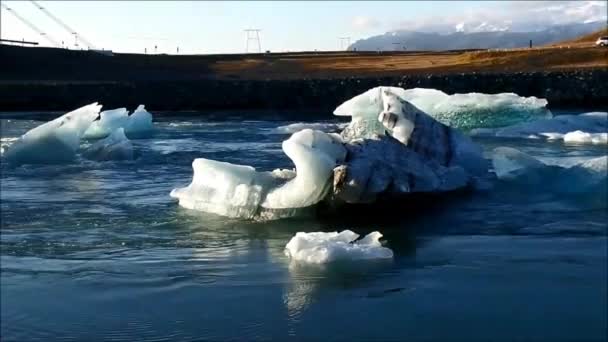 Isberg flyter bland de flytande isbergen på Jokulsarlon Glacier Lagoon, en solig höstdag på Island — Stockvideo