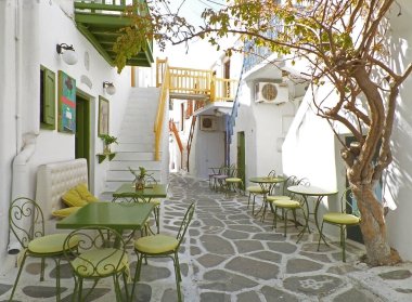 Mykonos kasabası, Mykonos Adası, Yunanistan 'ın büyüleyici küçük caddesi