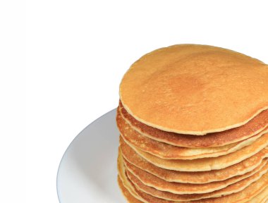 Tabakta servis edilen ev yapımı taze krep yığını, beyaz arka planda izole edilmiş metin veya tasarım için boş alan