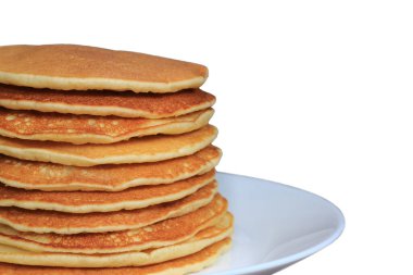 Kapanmış ev yapımı taze krep yığını tabakta servis ediliyor, yazı veya tasarım için boş alanı olan beyaz arkaplan