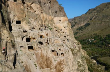 Güney Gürcistan 'ın Aspindza kasabası yakınlarındaki Erusheti Dağı' nın yamaçlarından çıkarılan Vardzia Ortaçağ Mağara Manastırı.