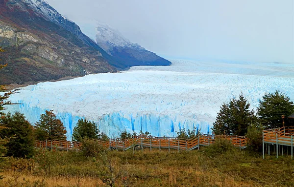 阿根廷巴塔哥尼亚El Calafate Los Glaciares国家公园的Perito Moreno冰川与空旷木板路的难以置信的景观 — 图库照片