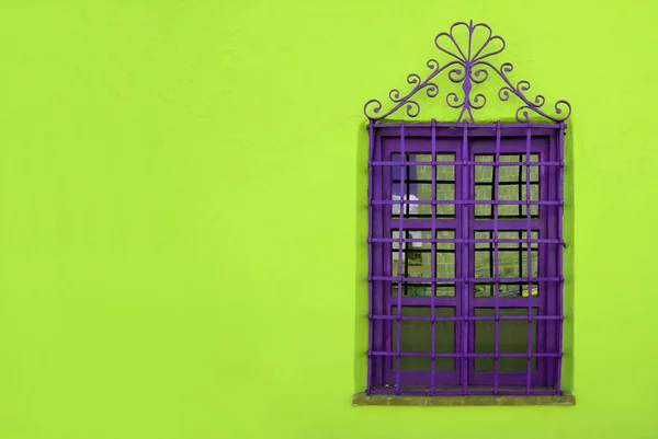 Pop Art Stil Lebendige Lila Schmiedeeiserne Fenster Lebhafter Neongrüner Rauer — Stockfoto