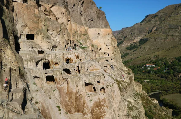 Güney Gürcistan 'ın Aspindza kasabası yakınlarındaki Erusheti Dağı' nın yamaçlarından çıkarılan Vardzia Ortaçağ Mağara Manastırı.