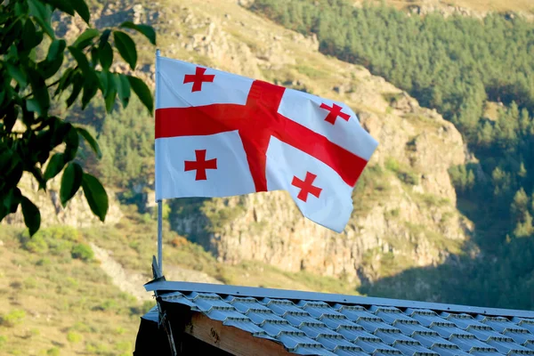 Bandiera Georgiana Sventola Contro Montagna Georgia — Foto Stock