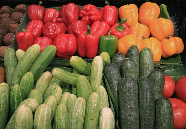 Heap Vibrant Color Fresh Bell Peppers Cucumbers Supermarket Shelf Thailand — Stok Foto
