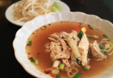 Baharatlı Tayland Çorbası Buharda pişmiş tavuk ile fasulye filizi ile taze servis edilir.