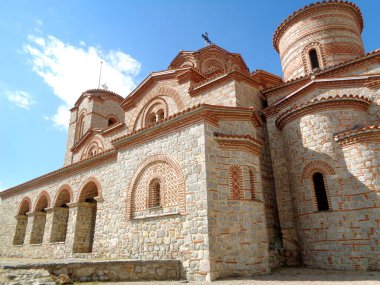 Azizler Kilisesi Clement ve Panteleimon, güneşli mavi gökyüzüne karşı çarpıcı taş kilise, Ohri, Makedonya